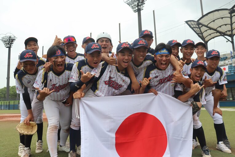 ワールドシリーズ出場を決めた日本代表の18人。松本怜青の影響を受けてアイブラックでプレーする選手もいた　©Yuki Kashimoto