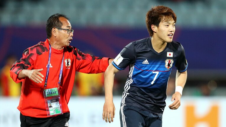 2017年のU-20W杯で指揮を取った内山篤氏。右は堂安律　©Getty Images