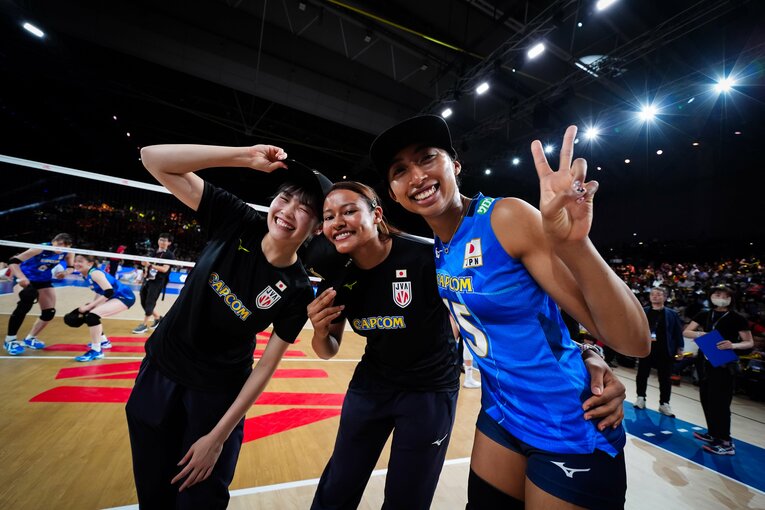黒後愛、オクム大庭冬美ハウィ、宮部藍梨（VNLセルビア戦）©︎Volleyball World