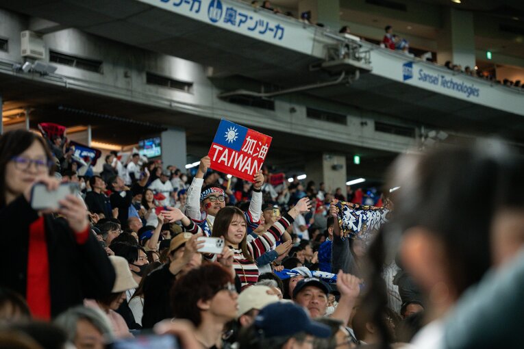 プレミア12、スタンドのあちこちに分散した台湾ファンが気勢をあげる　©Nanae Suzuki