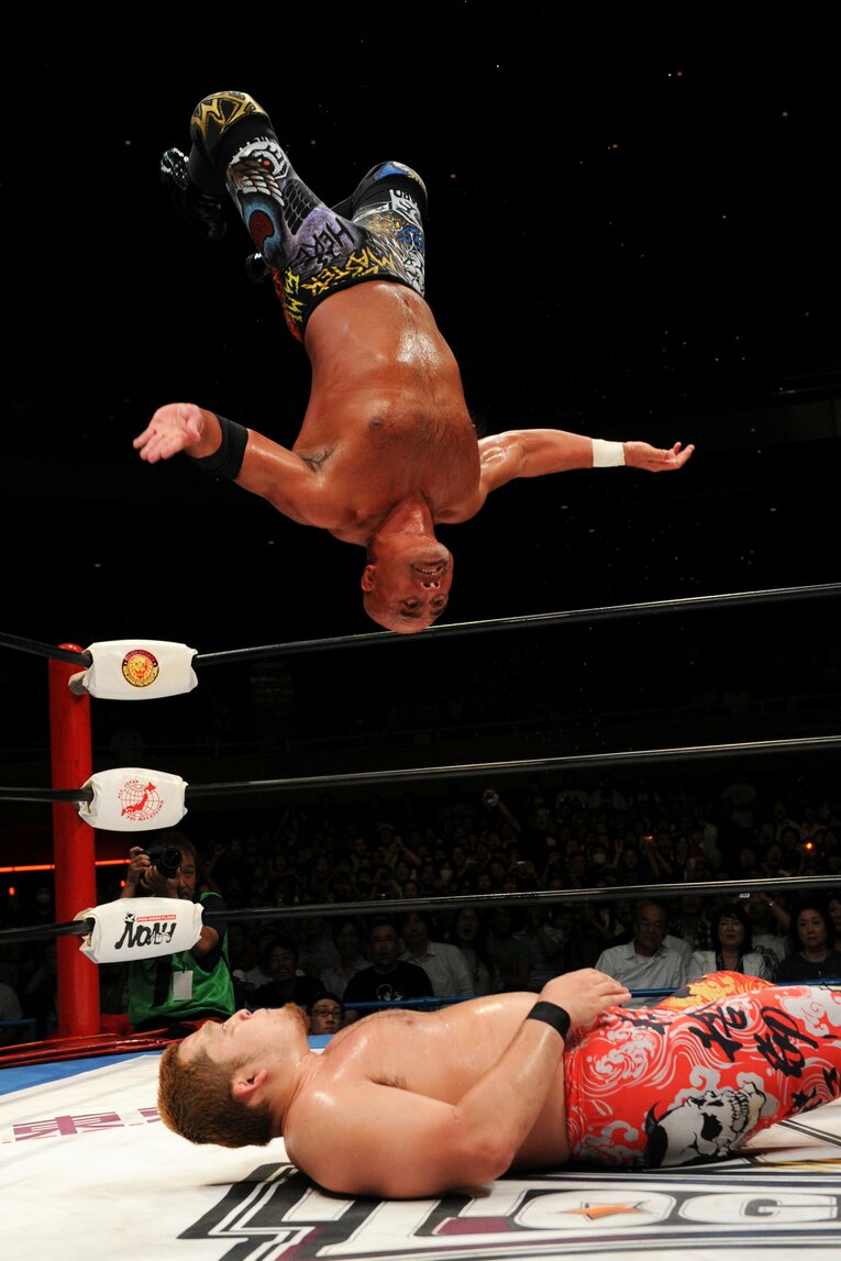 東日本大震災の後のオールスター戦でムーンサルトを放つ武藤。2011年8月27日、日本武道館