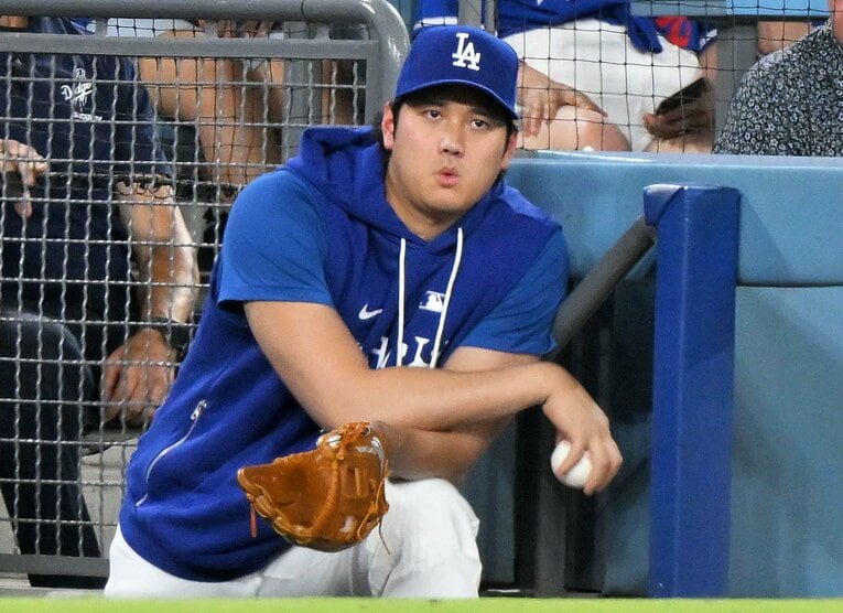 ベンチから見つめる大谷　©JIJI PRESS