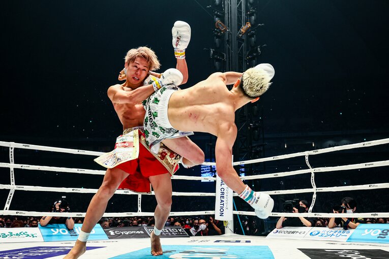 那須川天心の胴回し回転蹴り（連続写真）　©THE MATCH 2022/Susumu Nagao