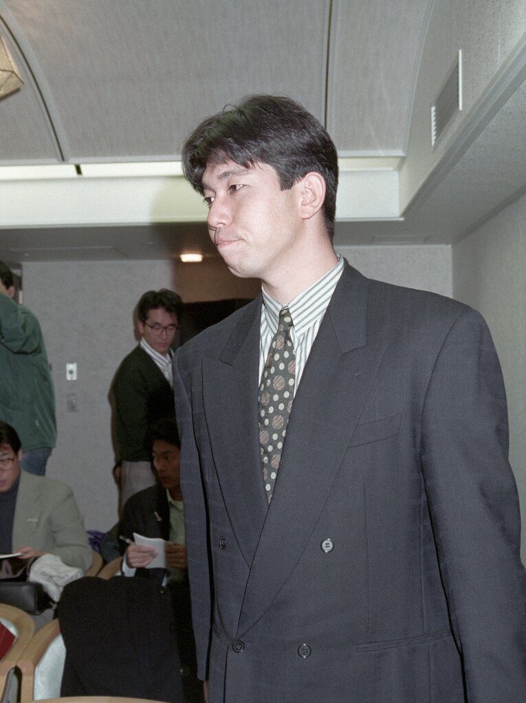 1994年12月21日、2度目の契約更改の交渉も決裂。厳しい表情で会見に臨む野茂　©KYODO