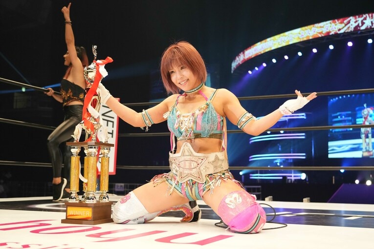 笑顔でポーズをとる白川未奈