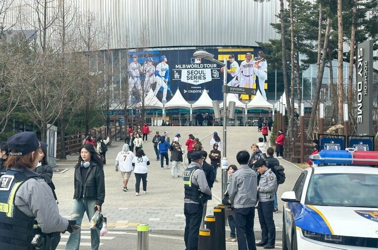 メジャー開幕戦、高尺スカイドームの外野側入場口。お祭り感と警察車両による厳重な警備体制と ／ photograph by Yuko