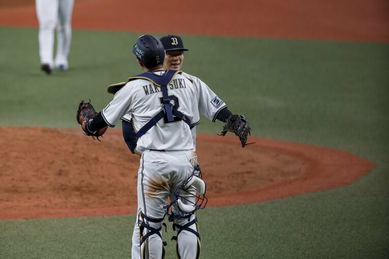 山本由伸が若月捕手とハグ（2枚目／3枚中）　©︎Kiichi Matsumoto