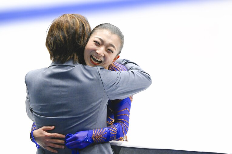 世界選手権フリーの演技を終え、中野コーチと笑顔で抱き合った坂本　©Asami Enomoto