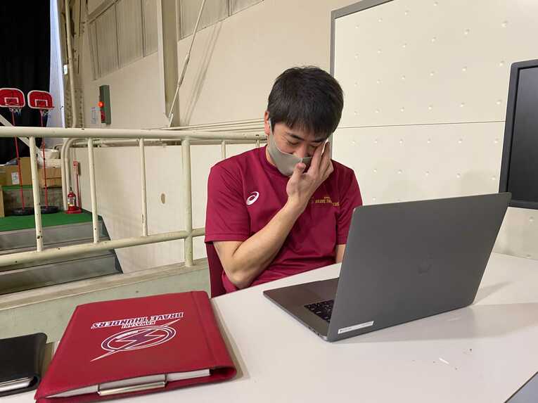 佐藤賢次HC　©KAWASAKI BRAVE THUNDERS