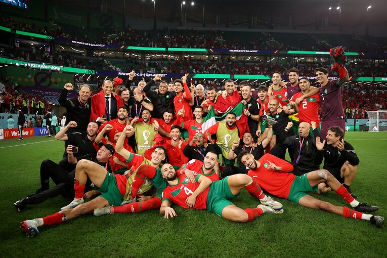 ラウンド16でスペインを破って喜ぶモロッコ代表。3位決定戦ではクロアチアに敗れたものの、その躍進は世界を驚かせるのに十分だった　©Getty Images