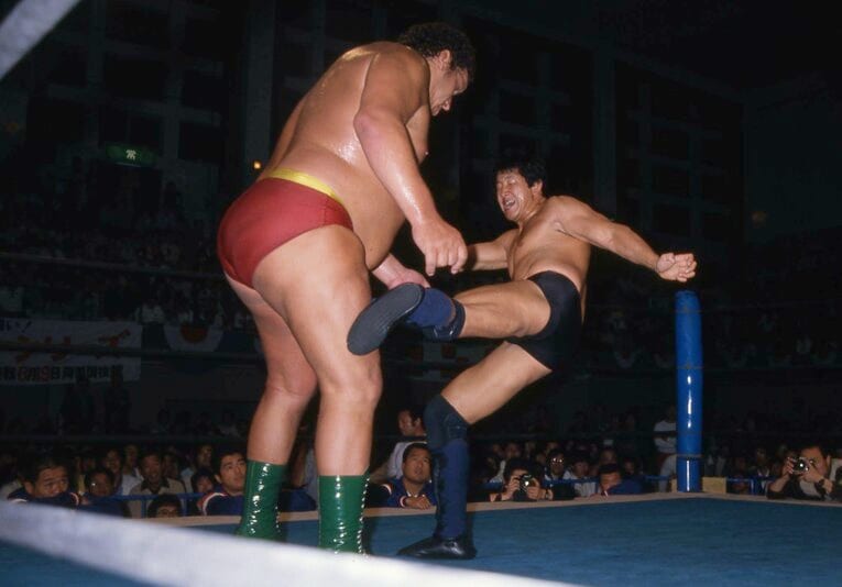 アンドレのヒザに蹴りを連発した前田　©東京スポーツ新聞社