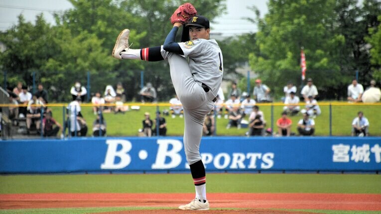 写真は今夏の宮城大会で。夏前は左足を高く上げるフォームが特徴的だった　©Asahi Shimbun