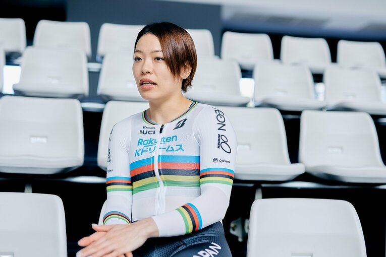 佐藤水菜　1998年生、神奈川県出身。2018年プロデビュー。2021、2022年世界選手権ケイリンで銀メダルを獲得後、表彰台の常連へ成長。2023年ネーションズカップのケイリンで優勝。2024年世界選手権ケイリンを日本女子として初優勝、翌年連覇。2025年は男女合わせて国内史上初の年間グランプリスラムも達成