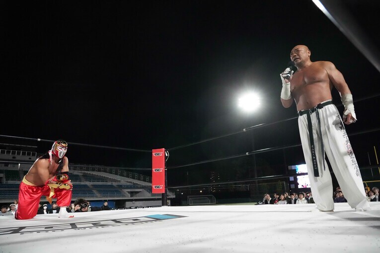 ハヤブサに語り掛ける新崎人生　©Essei Hara