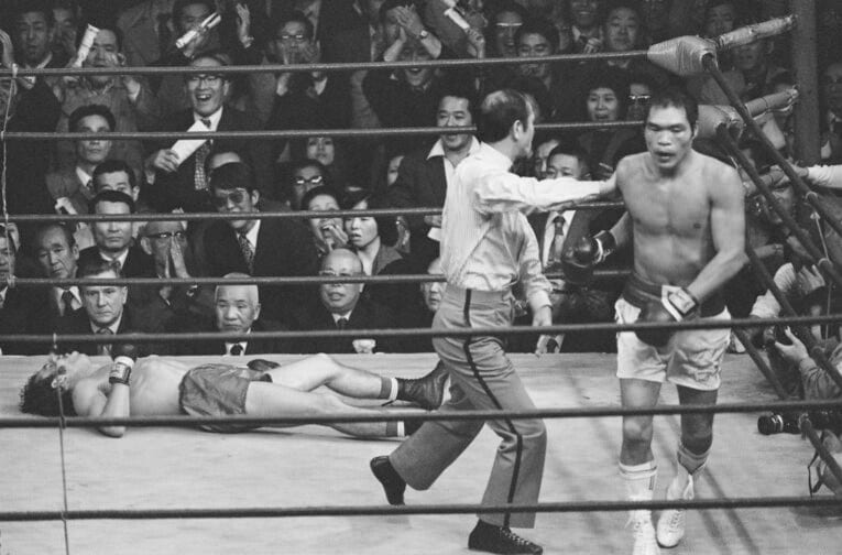 1975年12月4日、5度目の防衛戦でアルバロ・ロハスにKO勝ち　©JIJI PRESS