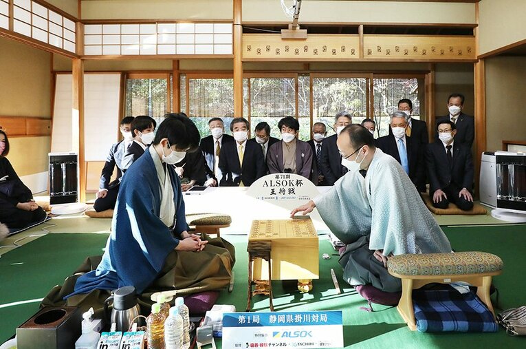 渡辺明三冠と藤井聡太四冠の王将戦第1局は両者1分将棋の最終盤まで拮抗した名局だった（代表撮影） ／ photograph by JIJI PRESS