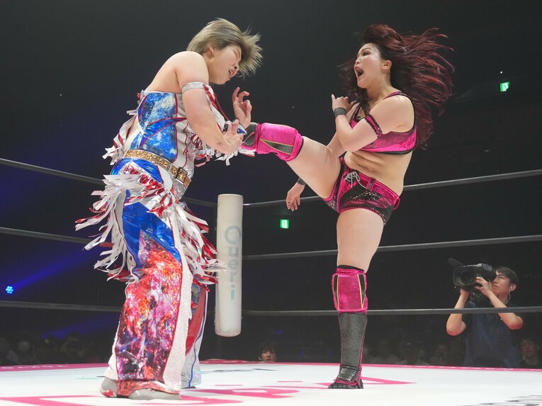 彩羽匠にキックを浴びせる山下実優　©Essei Hara