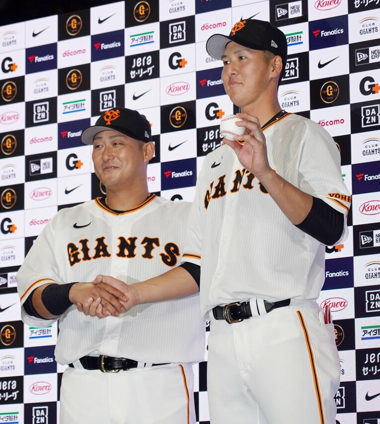 ともに本塁打を打った中田翔（左）とお立ち台で握手をする秋広　©︎SANKEI SHIMBUN