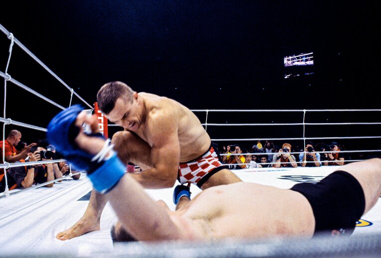 2003年8月、ハイキックでダウンしたイゴール・ボブチャンチンを追撃　©Susumu Nagao