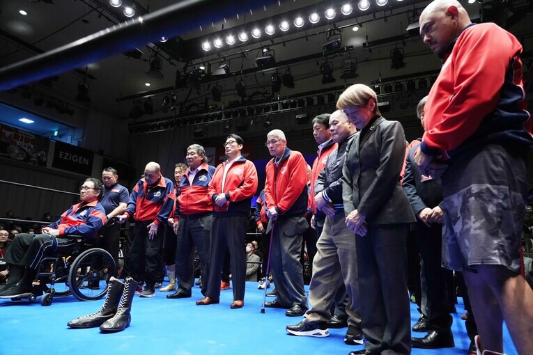 天龍源一郎ら全日本プロレスのOBたちがリングに上がり、ジャイアント馬場追悼の10カウントゴングが鳴らされた　©Essei Hara