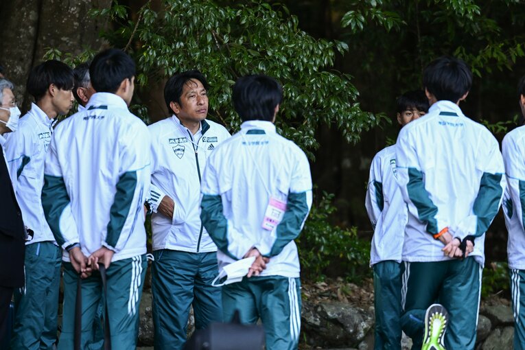 整列し、原監督の話を聞く選手たち　©Nanae Suzuki