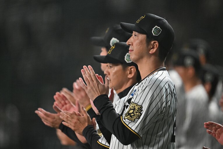 就任1年目での日本一を逃した阪神の藤川球児監督。ソフトバンクを勢いづかせた“誤算”とは何だったのか　©Hideki Sugiyama