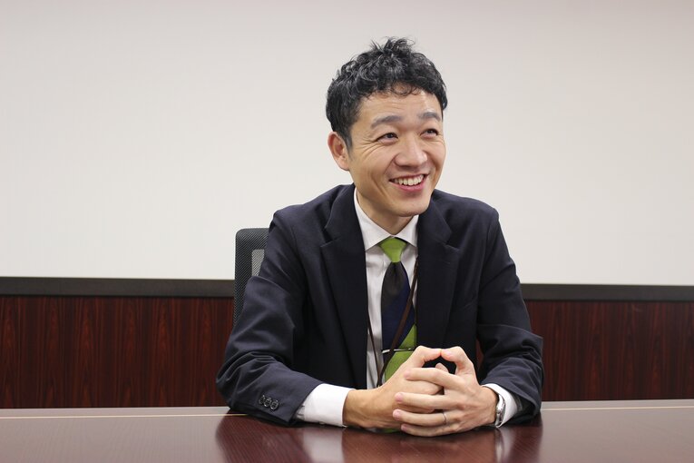 冗談を交えながら原晋監督の人柄について語る横田竜一さん　©Number Web