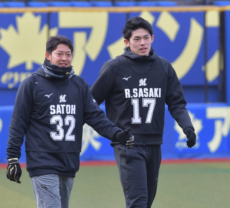 新人合同自主トレで汗を流す佐藤都志也と佐々木朗希（2020年1月） ©Sankei Shimbun