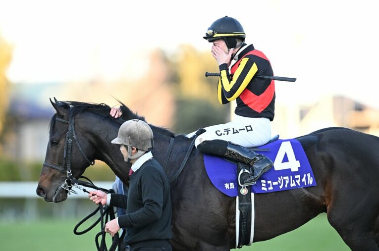 ミュージアムマイルを有馬記念優勝に導き、馬上で感極まるC・デムーロ。シャフリヤールでハナ差の2着に敗れた昨年の雪辱を果たした ／ photograph by Keiji Ishikawa