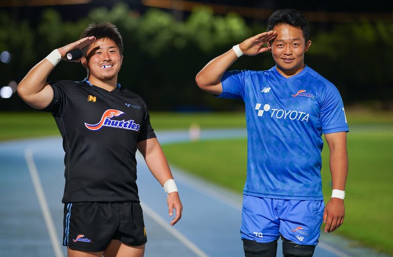 天理大学の先輩でもある藤浪輝人と　©Akito Iwamoto