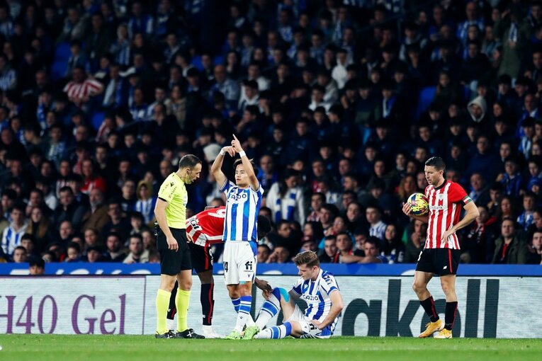 「“クボの疑惑PK”を写真で見ると」「日本代表ユニの少年も」ダービー熱狂のゴラッソ…映像で伝わりきらない“MVP久保建英”の英雄ぶり(45)