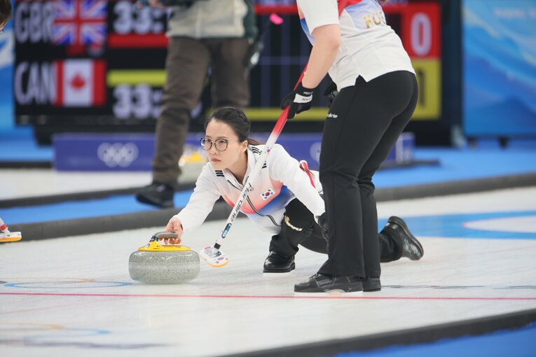 2022年北京五輪の韓国戦。韓国スキップの“メガネ先輩”ことキム・ウンジョン　©JMPA