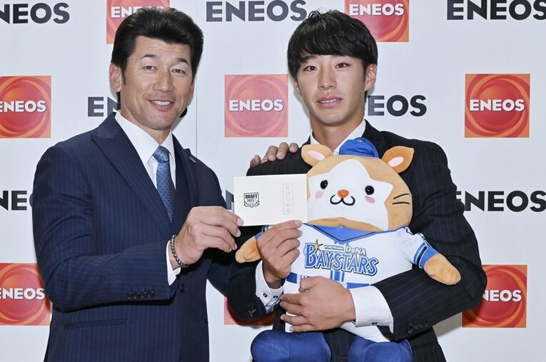 DeNAに決まった度会隆輝。左は三浦大輔監督 ／ photograph by JIJI PRESS