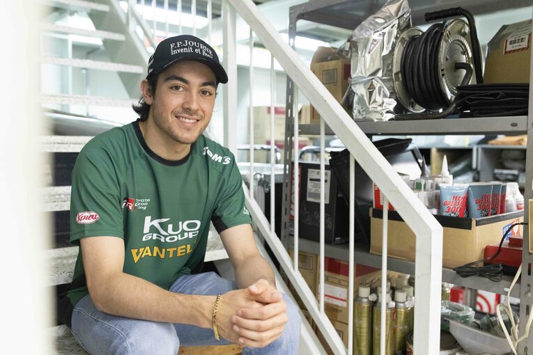 レーシングドライバーのジュリアーノ・アレジ、22歳。昨年から拠点を日本に移し、スーパーフォーミュラ2戦目でいきなり初優勝を果たす。父は元F1ドライバーのジャン・アレジ、母は女優の後藤久美子だ。注目の22歳の「過去・現在・未来」に迫るロングインタビュー（写真をクリックすると、特別グラビアをすべてご覧いただけます）