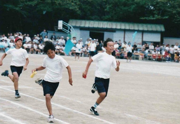 写真は小学校時代。運動会でもその俊足で活躍　写真提供：利也さん