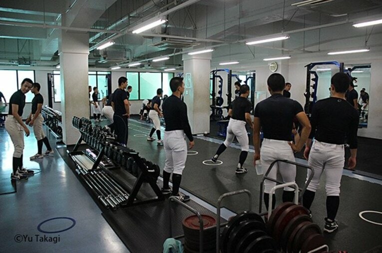 横浜商業高校トレーニングルーム ／ photograph by Yu Takagi