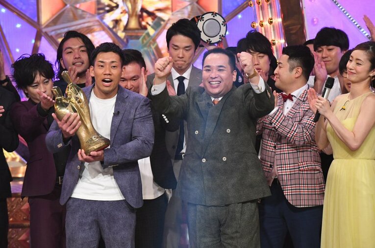 2019年のM-1王者になったミルクボーイ。かまいたちの表情が、この勝負の重さを物語っている。 ／ photograph by M-1グランプリ事務局