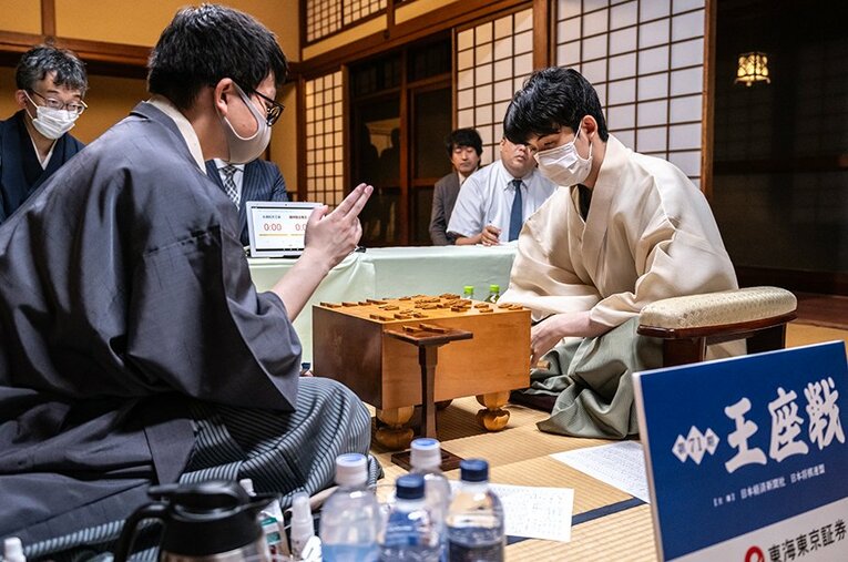 王座戦第1局後の永瀬拓矢王座と藤井聡太七冠 ／ photograph by Takuya Sugiyama