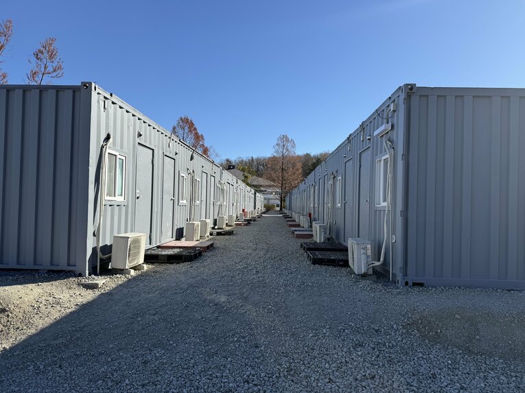 東京都青梅市の明星大学青梅キャンパス跡地に建てられた仮設住宅（写真は男性用の住宅） ©Yuji Yanagawa