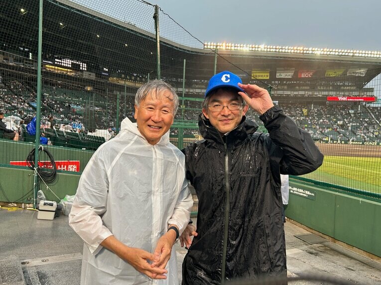 豊橋中央の高倉嘉男校長（右）と、友情応援に駆けつけた東邦・榊直樹理事長（左）は並んで観戦 ©Yukiko Umetsu