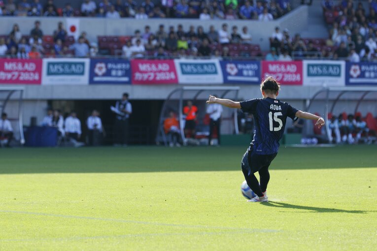 藤野の鮮やかなFK弾（全4枚中の1枚目）　©Shigeki Yamamoto