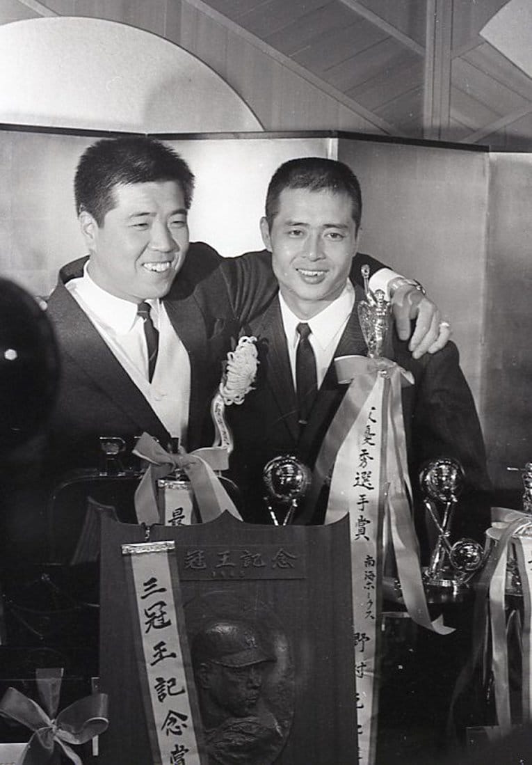 1965年、戦後初めて三冠王となり喜ぶ野村克也。右は最高殊勲選手（MVP）の王貞治 ©JIJI PRESS