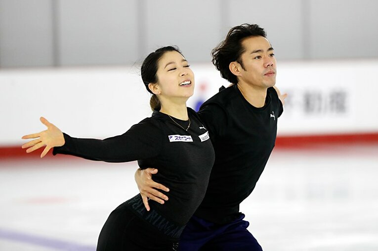 千葉県船橋市に新設された「三井不動産アイスパーク船橋」のオープン祝賀イベントで公開練習を行う村元・高橋 ／ photograph by Takao Fujita