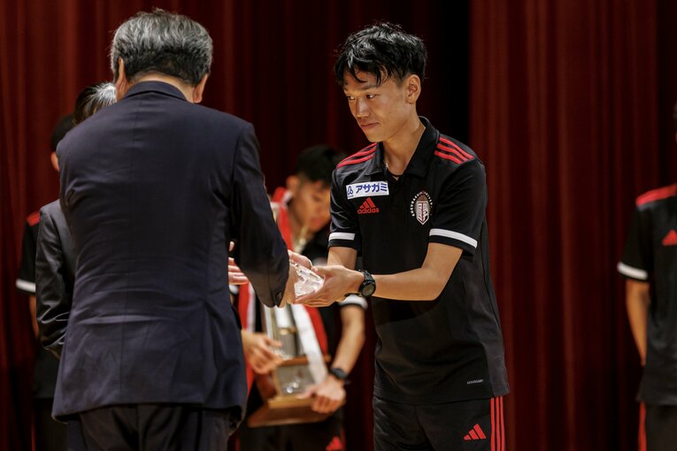 第56回全日本大学駅伝、表彰式での國學院大チーム　©Kiichi Matsumoto