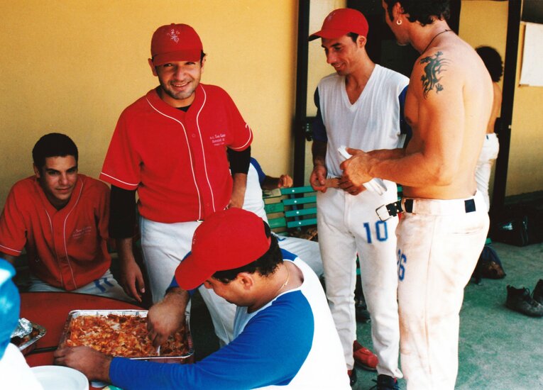 昼食を頬張るチームメート　©Takashi Yuge