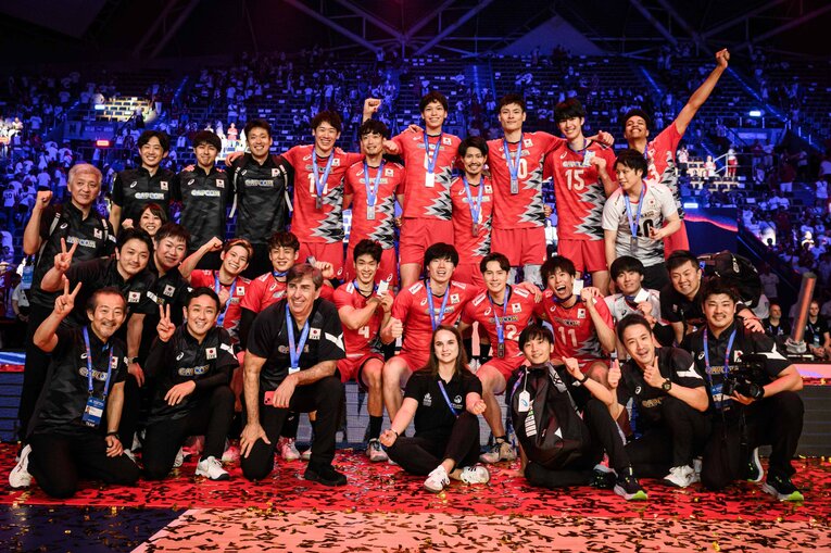 前回大会を上回る銀メダルを獲得した日本代表　©︎Volleyball World