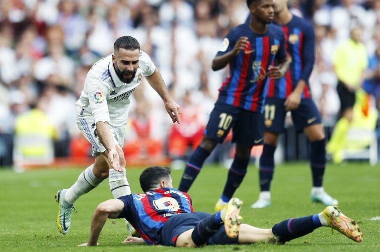 現時点で頼みの綱であるレバンドフスキを封殺されたバルサ。レアル・マドリーとのクラシコで実力差を思い知らされた ／ photograph by Daisuke Nakashima
