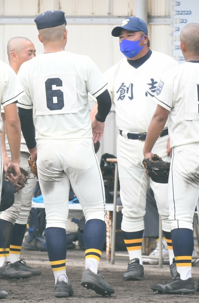 創志学園高（岡山）の門馬敬治監督。1999年から22年にわたって、東海大相模高監督を務め、甲子園春3回、夏1回優勝。約1年間のブランクを経て再び、高校野球の現場に復帰　©山陽新聞／共同通信イメージズ