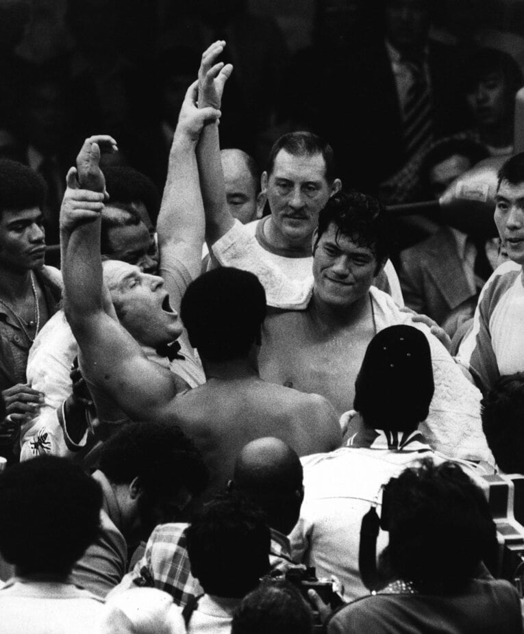 試合後に両者の腕を取り、引き分けを宣言するラーベルレフェリー ©Sankei Shimbun