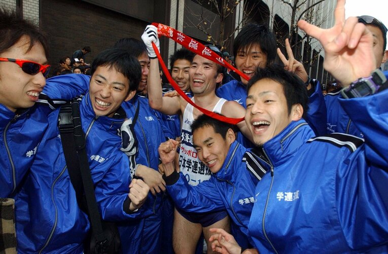 2004年の第80回箱根駅伝。アンカーの片岡祐介を中心に歓喜を分かち合う日本学連選抜のメンバーたち　©Sankei Shimbun